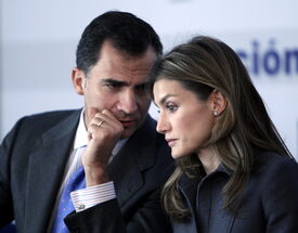 celebrity-paradise.com-The_Elder-Princess_Letizia_2010-01-25_-_opening_of_the_Research_and_Develop_9105.jpg