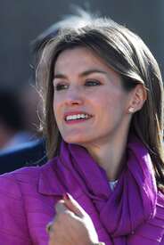 celebrity-paradise.com-The_Elder-Princess_Letizia_2009-11-03_-__Visits_Zamora_in_Spanien_0164.jpg