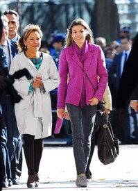 celebrity-paradise.com-The_Elder-Princess_Letizia_2009-11-03_-__Visits_Zamora_in_Spanien_1500.jpg