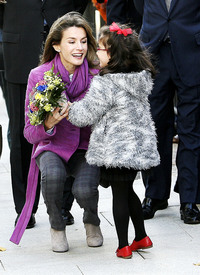 celebrity-paradise.com-The_Elder-Princess_Letizia_2009-11-03_-__Visits_Zamora_in_Spanien_173.jpg