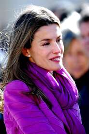 celebrity-paradise.com-The_Elder-Princess_Letizia_2009-11-03_-__Visits_Zamora_in_Spanien_2148.jpg