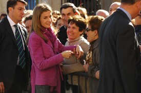 celebrity-paradise.com-The_Elder-Princess_Letizia_2009-11-03_-__Visits_Zamora_in_Spanien_4233.jpg