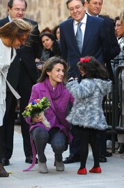 celebrity-paradise.com-The_Elder-Princess_Letizia_2009-11-03_-__Visits_Zamora_in_Spanien_4338.jpg