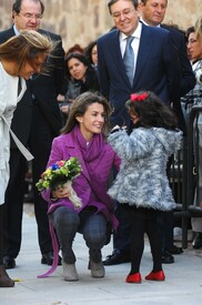 celebrity-paradise.com-The_Elder-Princess_Letizia_2009-11-03_-__Visits_Zamora_in_Spanien_4338.jpg