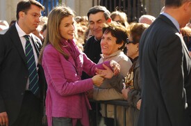 celebrity-paradise.com-The_Elder-Princess_Letizia_2009-11-03_-__Visits_Zamora_in_Spanien_5220.jpg