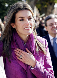 celebrity-paradise.com-The_Elder-Princess_Letizia_2009-11-03_-__Visits_Zamora_in_Spanien_592.jpg