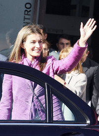 celebrity-paradise.com-The_Elder-Princess_Letizia_2009-11-03_-__Visits_Zamora_in_Spanien_6114.jpg