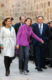 celebrity-paradise.com-The_Elder-Princess_Letizia_2009-11-03_-__Visits_Zamora_in_Spanien_6300.jpg