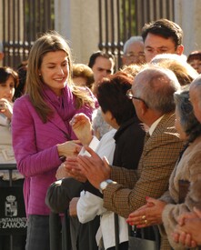 celebrity-paradise.com-The_Elder-Princess_Letizia_2009-11-03_-__Visits_Zamora_in_Spanien_7218.jpg