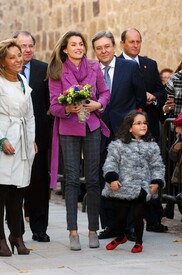 celebrity-paradise.com-The_Elder-Princess_Letizia_2009-11-03_-__Visits_Zamora_in_Spanien_8404.jpg