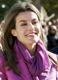 celebrity-paradise.com-The_Elder-Princess_Letizia_2009-11-03_-__Visits_Zamora_in_Spanien_850.jpg