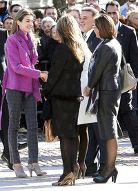 celebrity-paradise.com-The_Elder-Princess_Letizia_2009-11-03_-__Visits_Zamora_in_Spanien_888.jpg