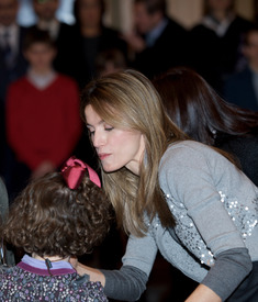 celebrity-paradise.com-The_Elder-Princess_Letizia_2009-12-22_-_Attends_Several_Audiences_in_Madrid_072.jpg