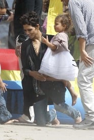 HalleBerry_AtDaughter3rdBirthdaypartyinMalibuBeachMarch162011_By_oTTo12.jpg