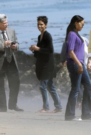 HalleBerry_AtDaughter3rdBirthdaypartyinMalibuBeachMarch162011_By_oTTo20.jpg