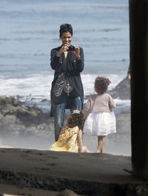 HalleBerry_AtDaughter3rdBirthdaypartyinMalibuBeachMarch162011_By_oTTo4.jpg