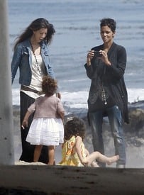 HalleBerry_AtDaughter3rdBirthdaypartyinMalibuBeachMarch162011_By_oTTo7.jpg