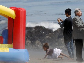 HalleBerry_AtDaughter3rdBirthdaypartyinMalibuBeachMarch162011_By_oTTo9.jpg