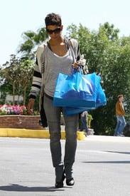 celebrity_paradise.com_TheElder_HalleBerry2011_03_28_picksupsomgiftsinHollywood1.jpg