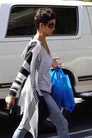 celebrity_paradise.com_TheElder_HalleBerry2011_03_28_picksupsomgiftsinHollywood5.jpg