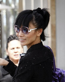 celebrity_paradise.com_TheElder_BaiLing2011_02_24_shoppingaroundBeverlyHills11.jpg