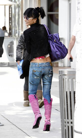 celebrity_paradise.com_TheElder_BaiLing2011_02_24_shoppingaroundBeverlyHills12.jpg