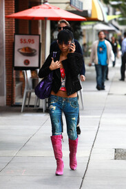 celebrity_paradise.com_TheElder_BaiLing2011_02_24_shoppingaroundBeverlyHills17.jpg