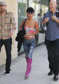 th_celebrity_paradise.com_TheElder_BaiLing2011_02_24_shoppingaroundBeverlyHills4.jpg