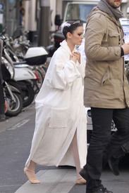 Tikipeter_Rachel_Bilson_on_location_Paris_005.jpg