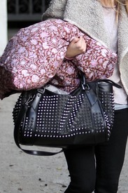 celebrity_paradise.com_TheElder_RachelBilson2011_03_22_LeavingherHomeandarrivesatLAX4.jpg