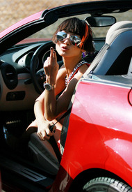 celebrity_paradise.com_TheElder_BaiLing2010_04_19_shoppinginBeverlyHills13.jpg