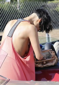 celebrity_paradise.com_TheElder_BaiLing2010_04_19_shoppinginBeverlyHills21.jpg