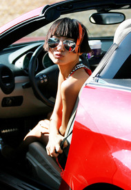 celebrity_paradise.com_TheElder_BaiLing2010_04_19_shoppinginBeverlyHills3.jpg