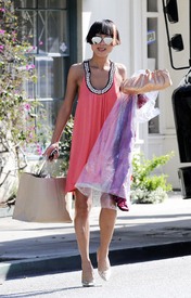 celebrity_paradise.com_TheElder_BaiLing2010_04_19_shoppinginBeverlyHills32.jpg