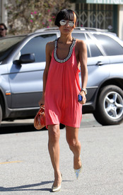 celebrity_paradise.com_TheElder_BaiLing2010_04_19_shoppinginBeverlyHills41.jpg