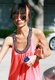 celebrity_paradise.com_TheElder_BaiLing2010_04_19_shoppinginBeverlyHills5.jpg