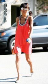 celebrity_paradise.com_TheElder_BaiLing2010_04_19_shoppinginBeverlyHills7.jpg