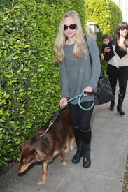 00013_celebrity_paradise.com_TheElder_AmandaSeyfried2011_03_12_lunchattheUrthCafeinLA8_122_430lo.jpg