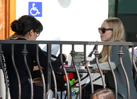 celebrity_paradise.com_TheElder_AmandaSeyfried2011_03_12_lunchattheUrthCafeinLA23.JPG