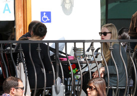 celebrity_paradise.com_TheElder_AmandaSeyfried2011_03_12_lunchattheUrthCafeinLA24.JPG