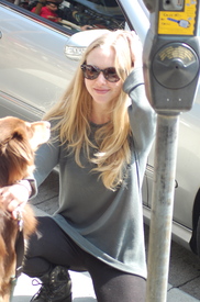 celebrity_paradise.com_TheElder_AmandaSeyfried2011_03_12_lunchattheUrthCafeinLA47.jpg