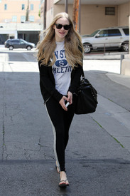 celebrity_paradise.com_TheElder_AmandaSeyfried2011_03_15_afterworkinginaPilatesClassinHollywood1.jpg