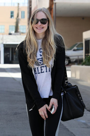 celebrity_paradise.com_TheElder_AmandaSeyfried2011_03_15_afterworkinginaPilatesClassinHollywood2.jpg