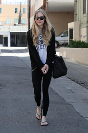 celebrity_paradise.com_TheElder_AmandaSeyfried2011_03_15_afterworkinginaPilatesClassinHollywood4.jpg