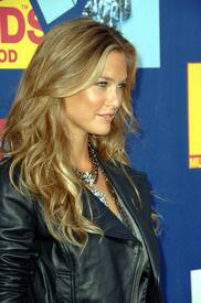 39252_Bar_Refaeli_2008-09-07_-_MTV_Video_Music_Awards_6225_122_469lo.jpg