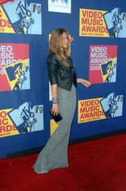 40022_Bar_Refaeli_2008-09-07_-_MTV_Video_Music_Awards_2332_122_375lo.jpg