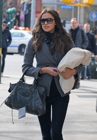 31053_Preppie_Irina_Shayk_running_errands_in_the_West_Village_7_122_161lo.jpg