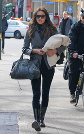 30680_Preppie_Irina_Shayk_running_errands_in_the_West_Village_6_122_161lo.jpg