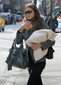 30978_Preppie_Irina_Shayk_running_errands_in_the_West_Village_8_122_27lo.jpg