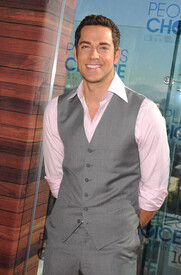 Zachary Levi People Choice Awards 2011 Press mmJA_6P2EN_l.jpg